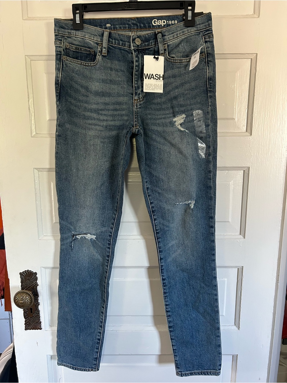 NWT GAP Women's Mid Rise Stretch Skinny Distressed Blue Jeans. Size 28 Reg